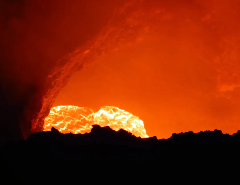 Lava que fluye en el volcán Masaya