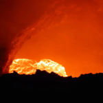 Lava que fluye en el volcán Masaya