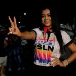 Un partidario del presidente de Nicaragua, Daniel Ortega, y la candidata a la vicepresidencia, su esposa Rosario Murillo, posan mientras celebran después de que los resultados preliminares mostraran que se espera que Ortega sea reelegido en la Plaza Victoria de Managua el 7 de noviembre de 2021.