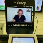 El "cajero virtual" de Freshii trabaja desde Nicaragua por $3.75 la hora