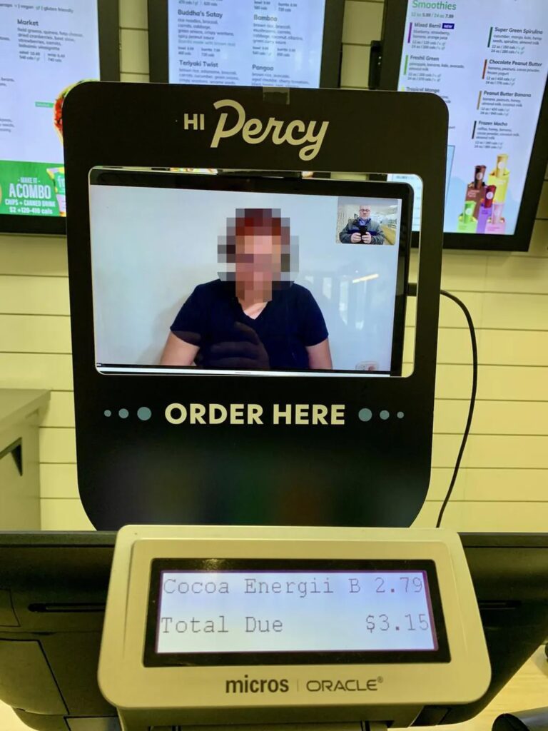 El "cajero virtual" de Freshii trabaja desde Nicaragua por $3.75 la hora