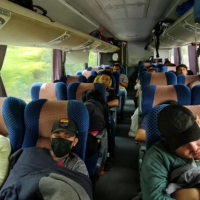 Migrantes duermen en un autobús durante su viaje a Guatemala el 21 de noviembre.  23. Al llegar al puesto fronterizo hondureño El Guasaule, los 36 pasajeros del autobús a la ciudad de Guatemala fueron informados que debían realizar pagos no previstos para continuar su viaje.  |  AFP-JIJI
