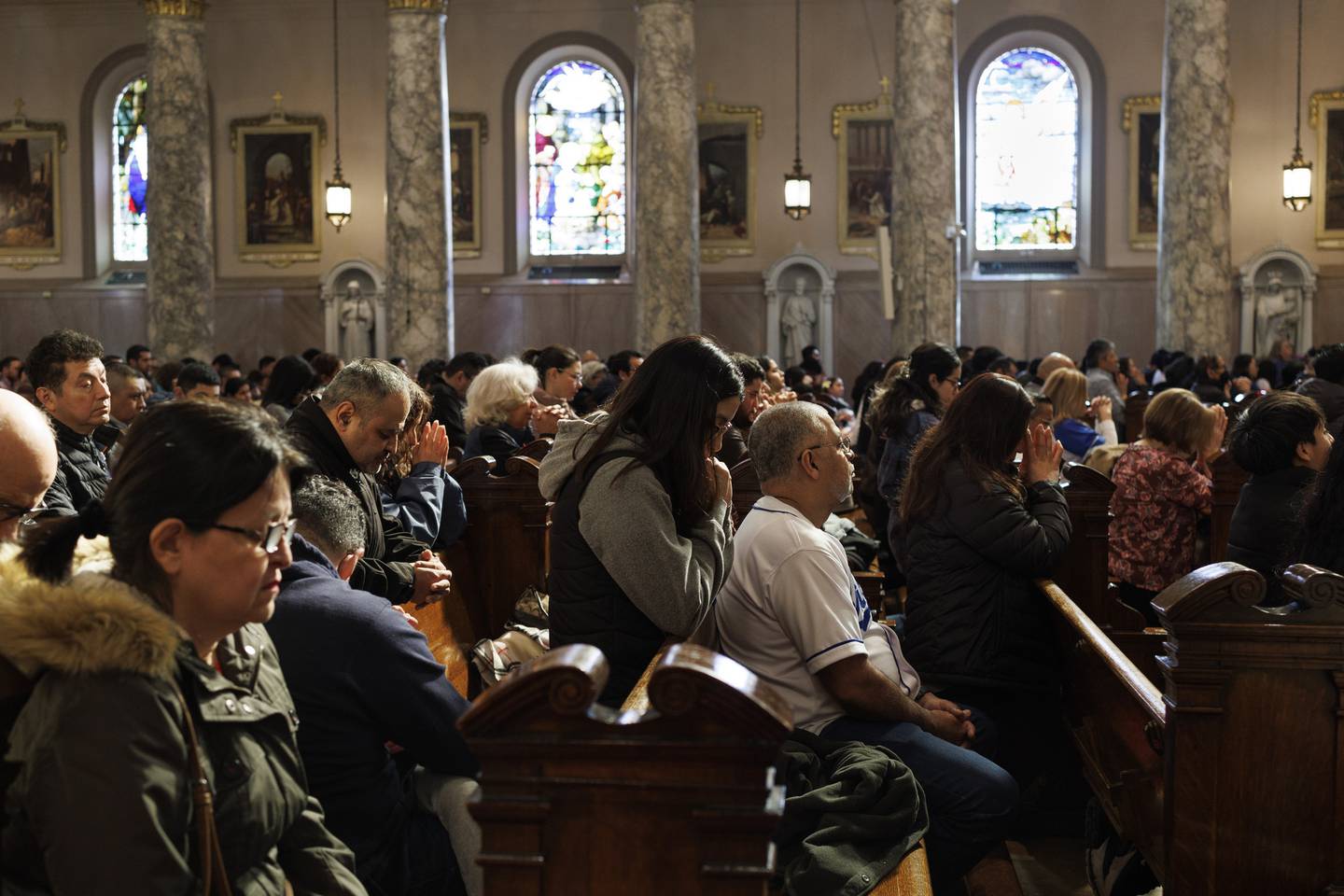 Los asistentes se arrodillan durante un servicio en St.  Iglesia Católica María del Lago el 2 de febrero.  19, 2023.