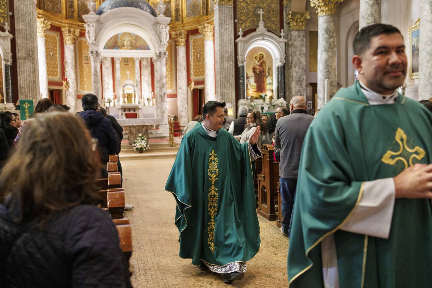 Desde la derecha, Rev.  Manuel Dorantes y el Rev.  Erick Díaz asiste a un servicio en St.  Iglesia católica Mary of the Lake en Chicago el 2 de febrero de 2019.  19, 2023.
