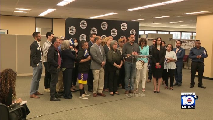Alcalde de Miami-Dade se reúne con presos políticos nicaragüenses recién liberados