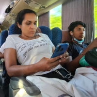 La migrante nicaragüense Yesica Centeno (izquierda) usa su teléfono celular durante un viaje de Nicaragua a Guatemala, en Choluteca, Honduras, el 21 de noviembre de 2019.  23  AFP-JIJI
