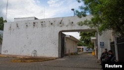 La policía se sienta afuera de las instalaciones del diario La Prensa, un periódico de larga data crítico con el presidente Daniel Ortega, luego de que el gobierno de Nicaragua tomara las instalaciones para convertir el espacio en un