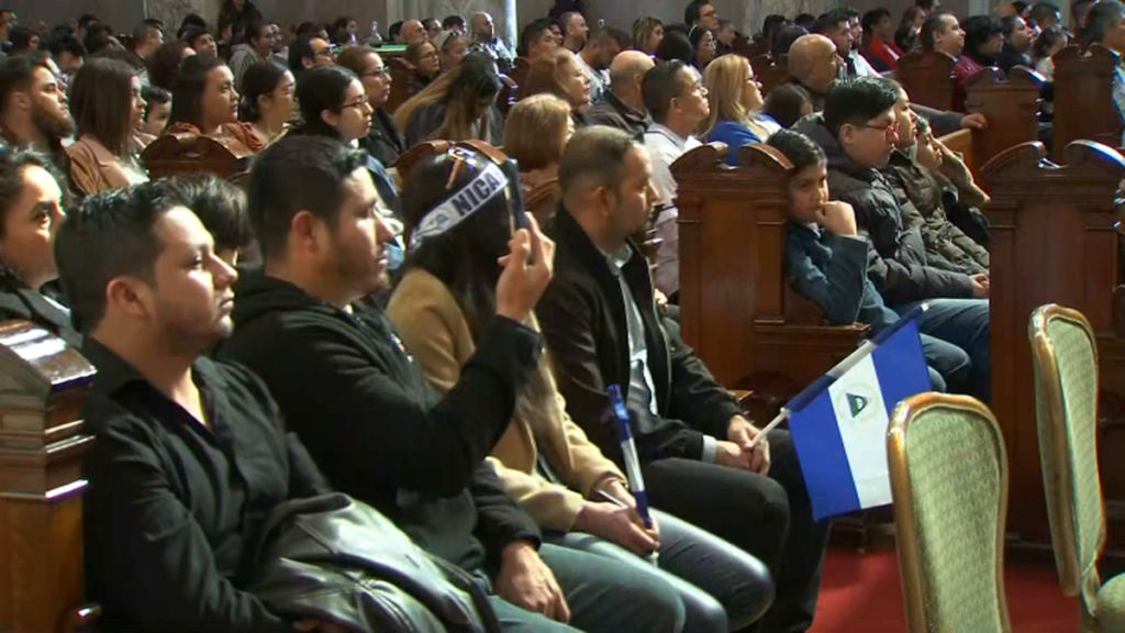 Iglesia católica en Uptown celebra misa especial por presos políticos liberados de Nicaragua - Telemundo Chicago