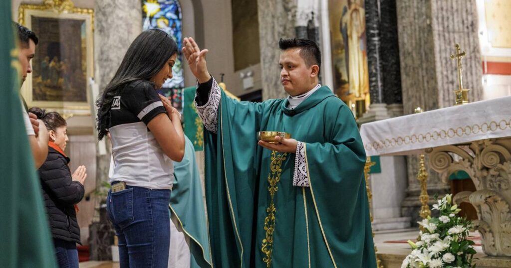 Iglesia de Uptown recibe a sacerdote nicaragüense exiliado y exprisioneros políticos - Chicago Tribune