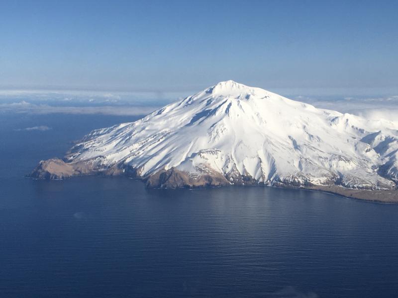 Vista del volcán Gran Sitkin desde el vuelo de salida de Adak a Anchorage el 11 de marzo de 2020. Imagen: Ed Fischer / USGS-AVO