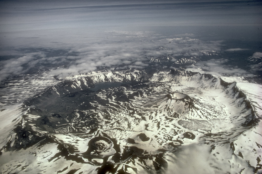 Una vista de la caldera de Aniakchak que se formó durante una catastrófica erupción productora de flujo de ceniza hace más de 3.000 años.  La actividad eruptiva significativa posterior a la caldera ha proporcionado una amplia variedad de formaciones volcánicas y depósitos dentro de esta caldera.  Imagen: NPS / M.Williams