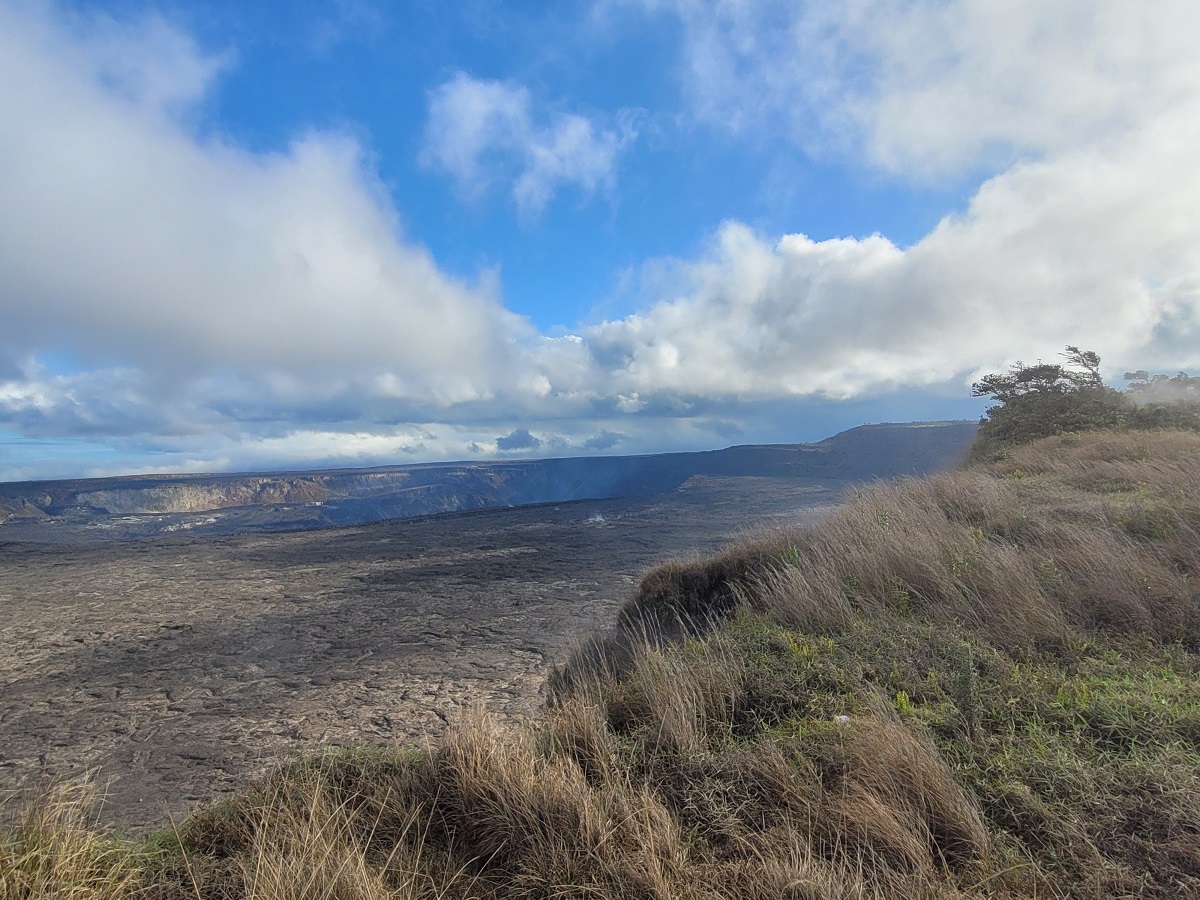 En esta vista actual de la caldera del volcán Kilauea, hay actividad de lava en la superficie.  Pero eso podría cambiar con el aumento de la actividad sísmica aquí en las últimas 24 horas.  Imagen: Weatherboy