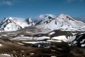 Trident Volcano ganó su nombre por los tres picos principales dentro del complejo sitio del estratovolcán.  Imagen: R. McGimsey/USGS
