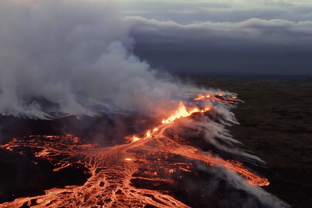 Foto de dron del volcán 2023 en erupción en el suroeste de Islandia cerca de la montaña Litli-Hrutur, parte del sistema del volcán Fagradalsfjall.