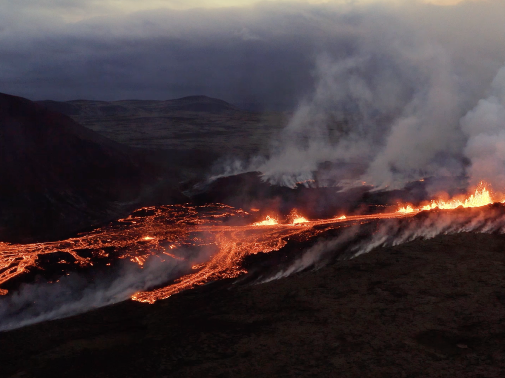 Foto de dron del volcán 2023 en erupción en el suroeste de Islandia cerca de la montaña Litli-Hrutur, parte del sistema del volcán Fagradalsfjall.