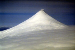 USGS ha elevado el nivel de alerta volcánica para el volcán Shishaldin, que se muestra aquí en esta foto de archivo. Imagen: C. Nye / División de Estudios Geológicos y Geofísicos de Alaska.