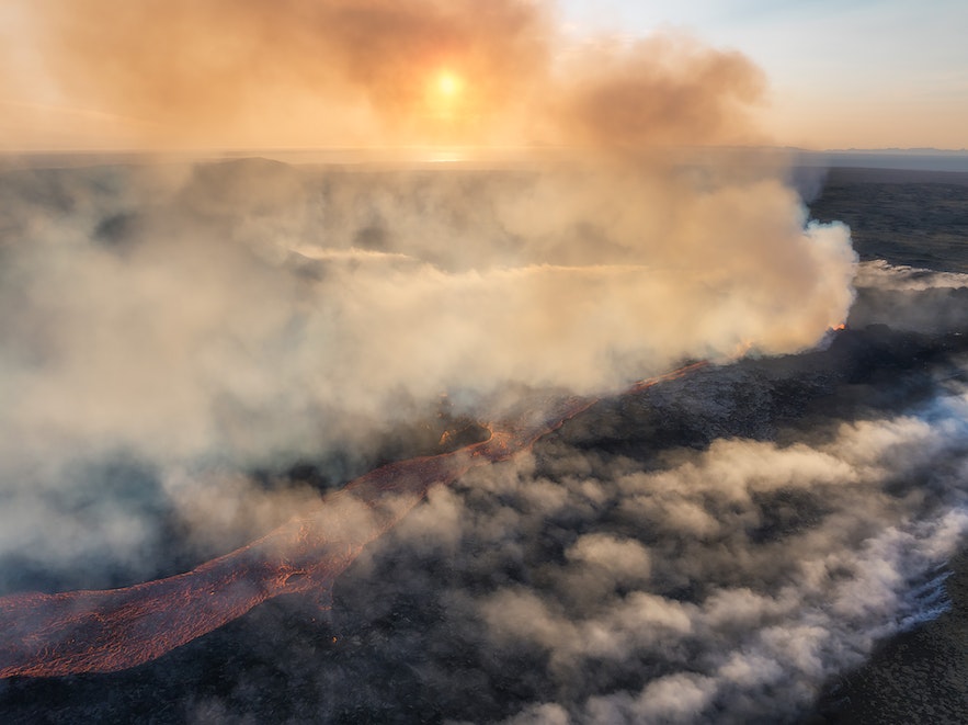 La erupción es aproximadamente tres veces más poderosa que la erupción de 2022 en Fagradalsfjall. La erupción es aproximadamente tres veces más poderosa que la erupción de 2022 en Fagradalsfjall.