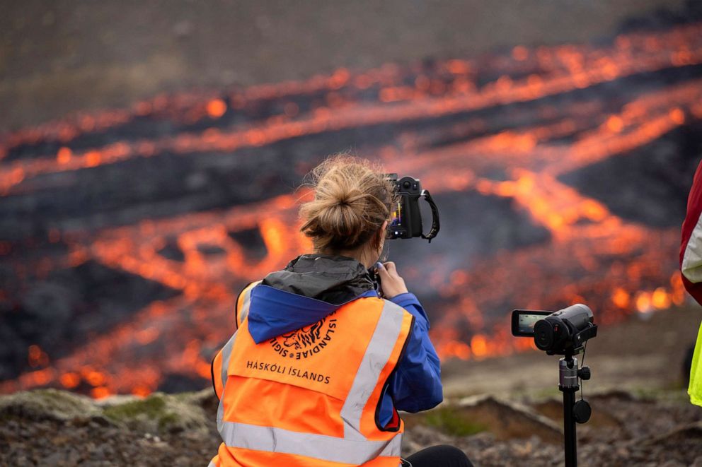 FOTO: Científicos y estudiantes del departamento de Geología de la Universidad de Islandia observan la erupción y toman medidas del volcán Fagradalsfjall cerca de la montaña Litli-Hrutur, al suroeste de Reykjavik, Islandia, el 10 de julio de 2023.