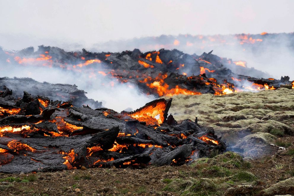 FOTO: La lava emerge de una fisura del volcán Fagradalsfjall cerca de la montaña Litli-Hrutur, al suroeste de Reykjavik, Islandia, el 10 de julio de 2023.