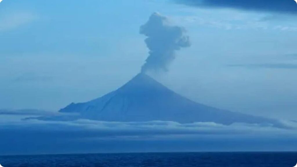 La explosión del volcán Shishaldin de Alaska envía cenizas y vapor a 40,000 pies en el aire