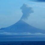 La explosión del volcán Shishaldin de Alaska envía cenizas y vapor a 40,000 pies en el aire