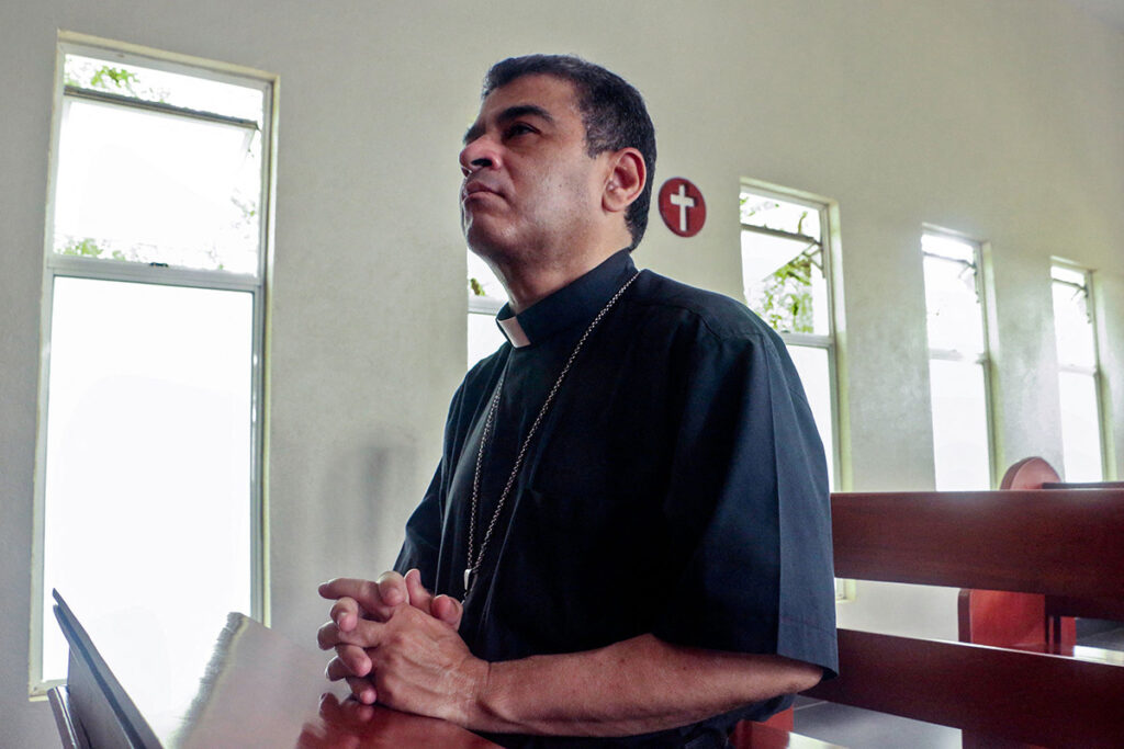 Obispo nicaragüense condenado por traición a la patria se niega a exiliarse