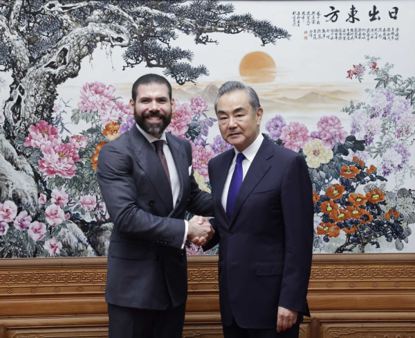 Wang Yi, miembro del Buró Político del Comité Central del Partido Comunista de China (PCCh) y director de la Oficina de la Comisión de Relaciones Exteriores del Comité Central del PCCh, (D) se reúne con Laureano Ortega Murillo, asesor presidencial de Nicaragua, en Beijing, China, 11 de julio de 2023. /Ministerio de Relaciones Exteriores de China
