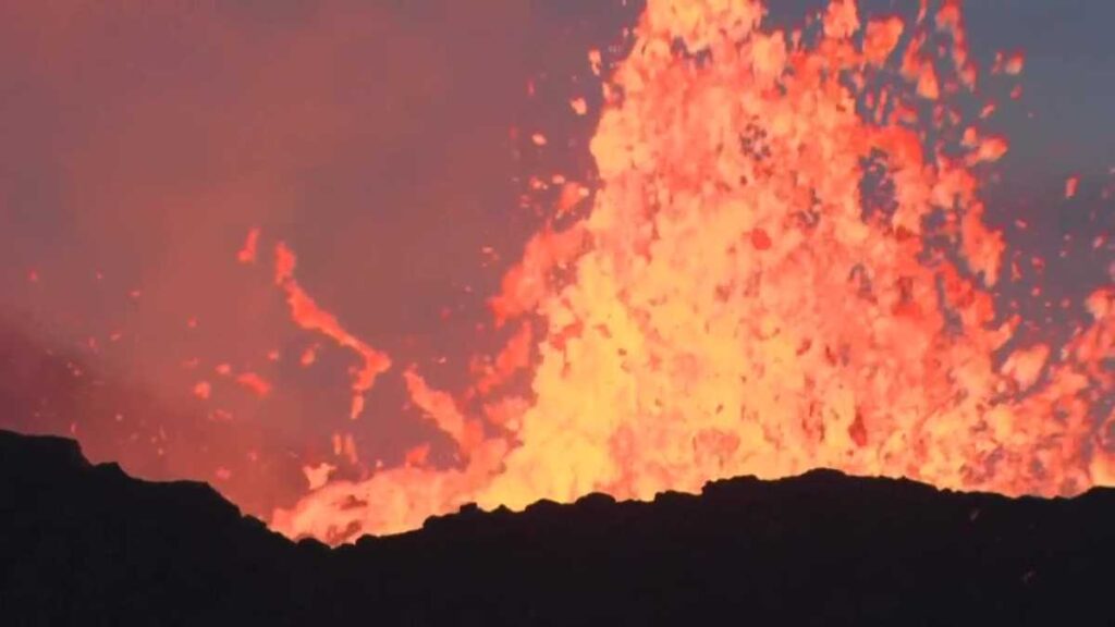 El volcán Fagradalsfjall en Islandia está desatando un espectáculo para los espectadores