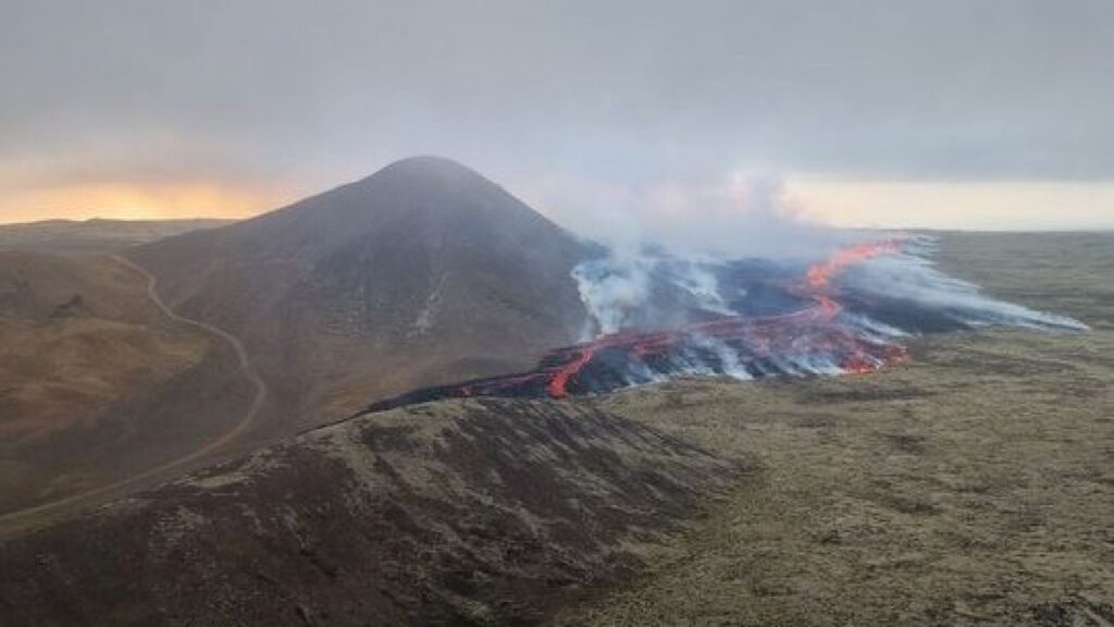 El volcán 'bebé' más nuevo de la Tierra está pintando la región Fagradalsfjall de Islandia con lava incandescente