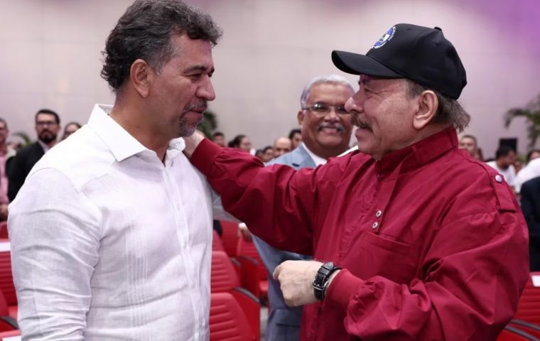 El Gobierno de Colombia indicó que este asunto está siendo revisado internamente, junto con posibles acciones contra el embajador, León Fredy Muñoz, por participar en eventos políticos.