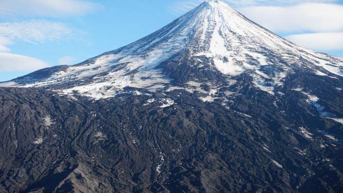 2022 Foto de archivo: Volcán Shishaldin visto desde el norte.  Los flujos de lava de la erupción de 2019 son visibles en el centro de la imagen.