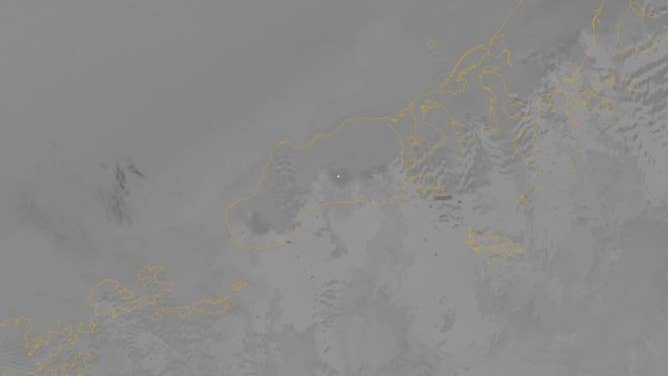 Temperaturas superficiales elevadas dentro del cráter de la cumbre del volcán Shishaldin.  Esto es visible como el píxel de color más claro dentro del cráter gris más oscuro en el centro aproximado de la imagen.  Esta imagen es de los datos del infrarrojo medio del satélite VIIRS, capturados el 11 de julio de 2023. 