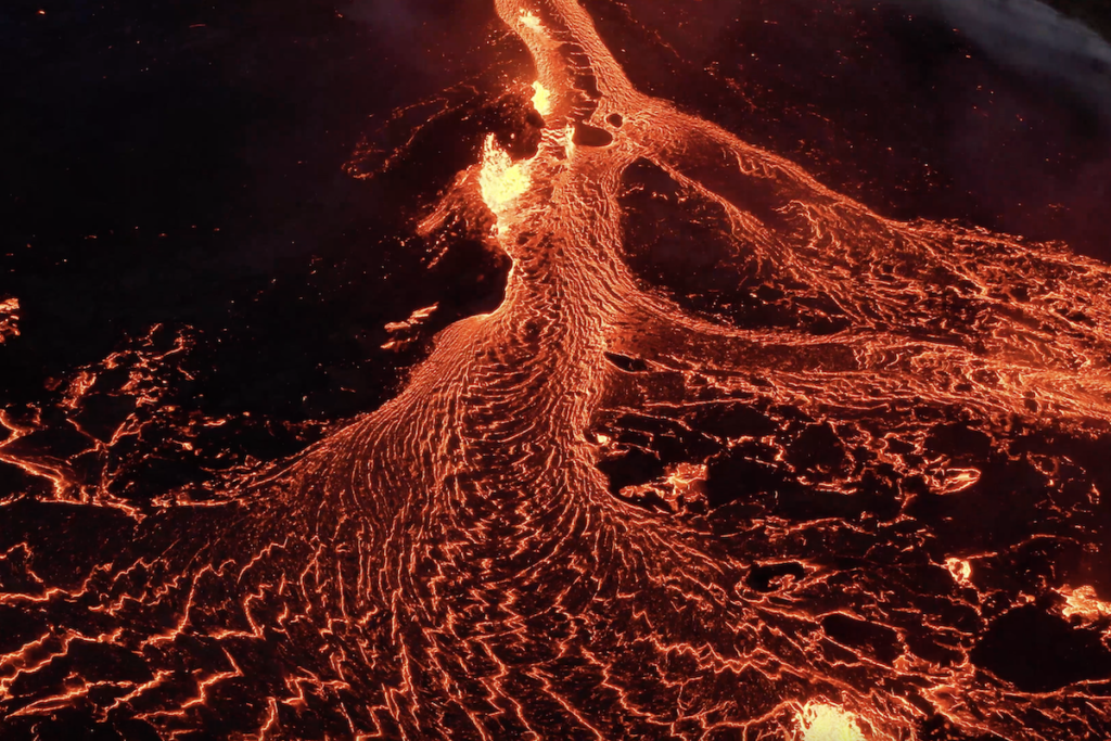 Foto de dron del volcán 2023 en erupción en el suroeste de Islandia cerca de la montaña Litli-Hrutur, parte del sistema del volcán Fagradalsfjall.