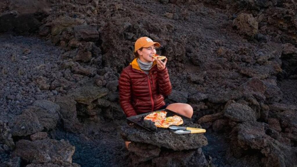Mire: Mujer disfruta pizza cocinada en un volcán activo en Guatemala - Noticias