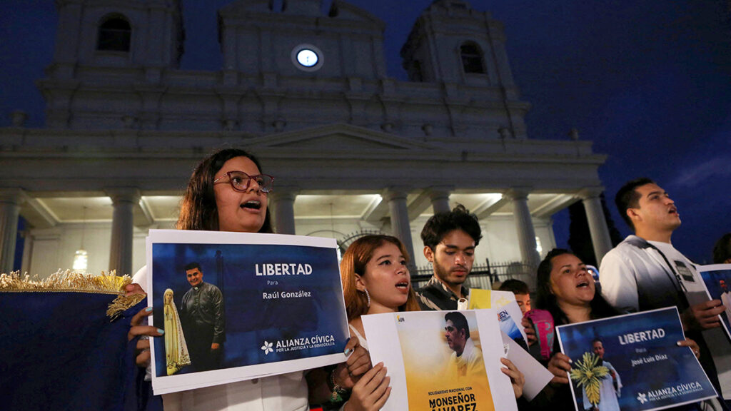 Nicaragüenses desaprueban encarcelamiento de obispo;  El presidente de política internacional de la USCCB insta a su liberación