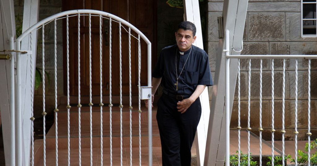 Obispo católico nicaragüense Álvarez liberado, conversaciones continúan