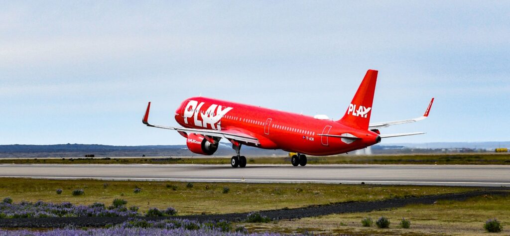 PLAY Airlines lleva a los pasajeros a un desvío para ver un volcán en erupción