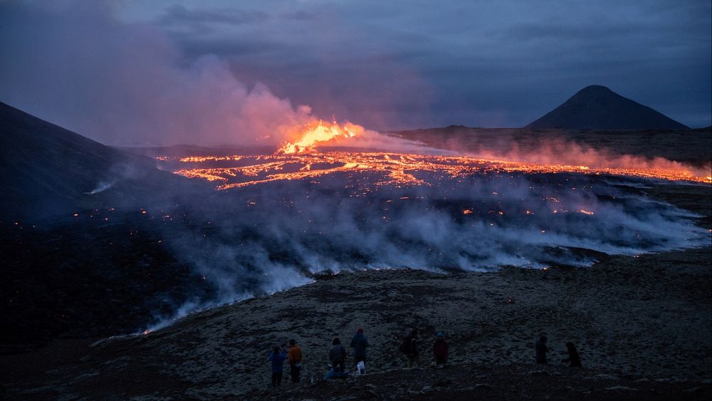 VIDEO: Funcionarios islandeses advierten sobre gases peligrosos cerca de volcán en erupción