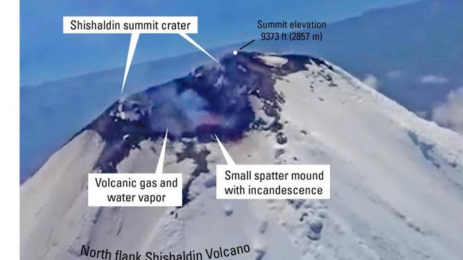 Una foto con anotaciones de un video capturado por Ian Erickson de la Guardia Costera de EE. UU. de la actividad eruptiva en el volcán Shishaldin el 12 de julio de 2023.