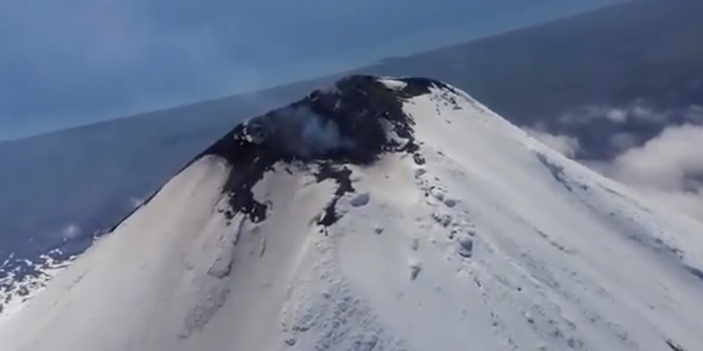 Video de helicóptero muestra lava en erupción del volcán Shishaldin de Alaska