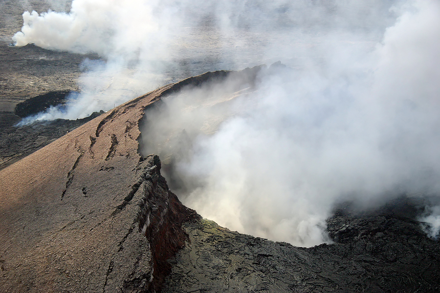 Volcán de Alaska arroja una nube de ceniza lo suficientemente alta como para generar una advertencia del Servicio Meteorológico para los pilotos