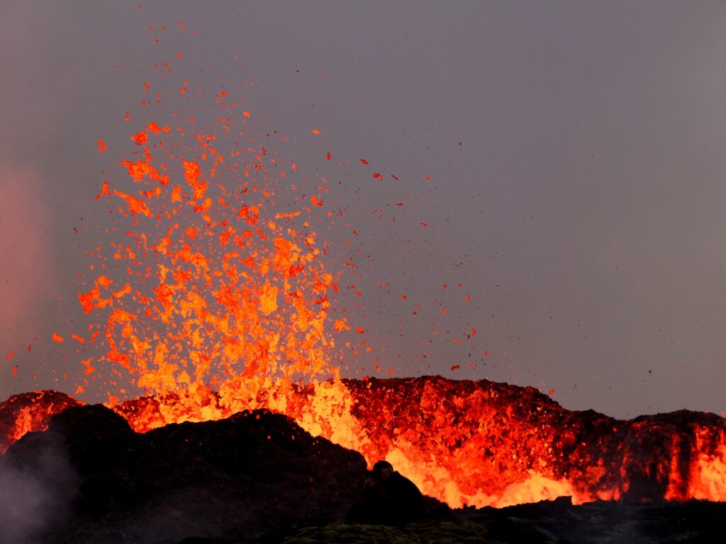 Volcán entra en erupción cerca de la capital de Islandia | Volcanes Noticias