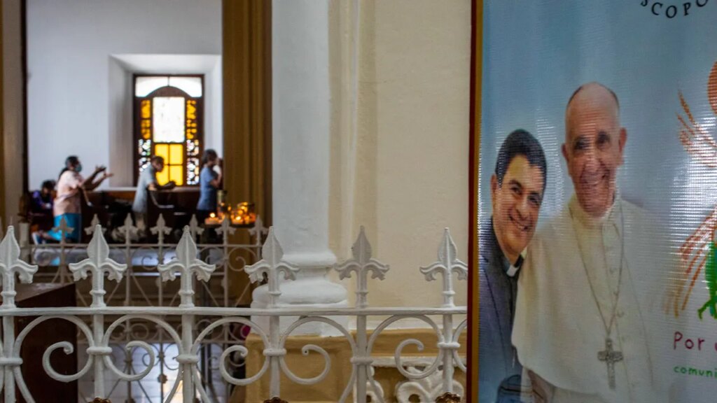 Nicaragua, de acuerdo con el Vaticano, envía a Italia a 12 sacerdotes católicos encarcelados