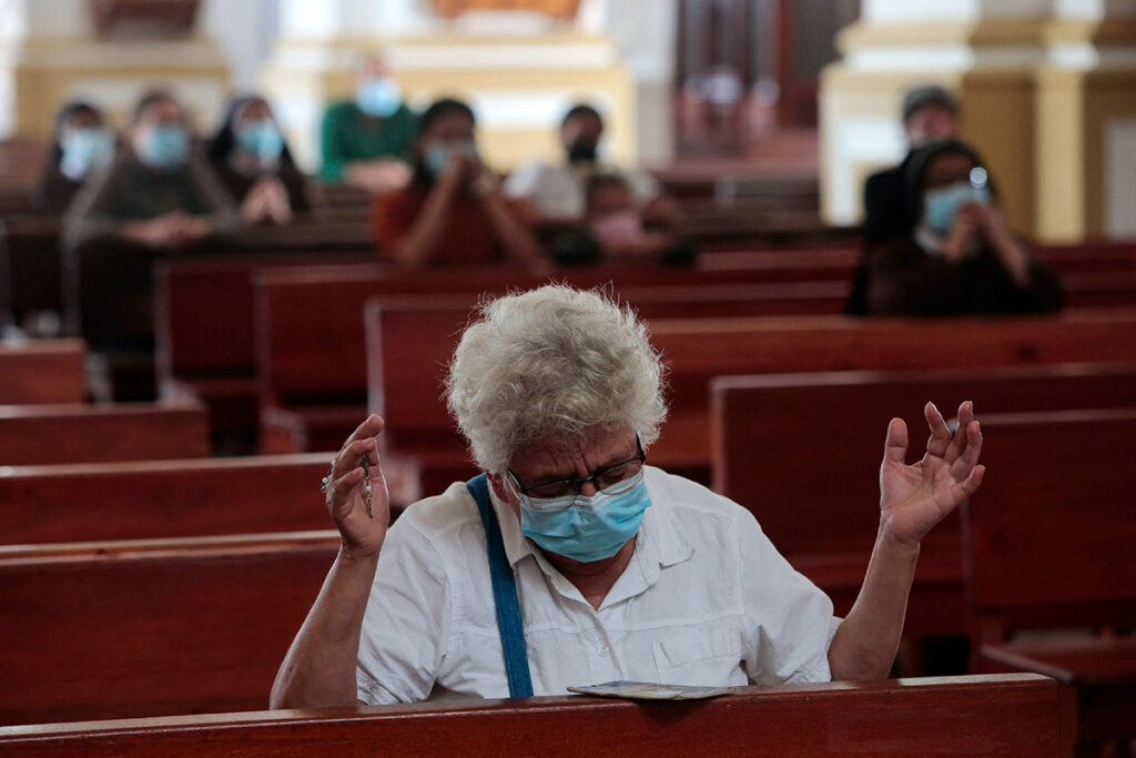 Nicaragua libera a 12 sacerdotes católicos y los exilia a Roma