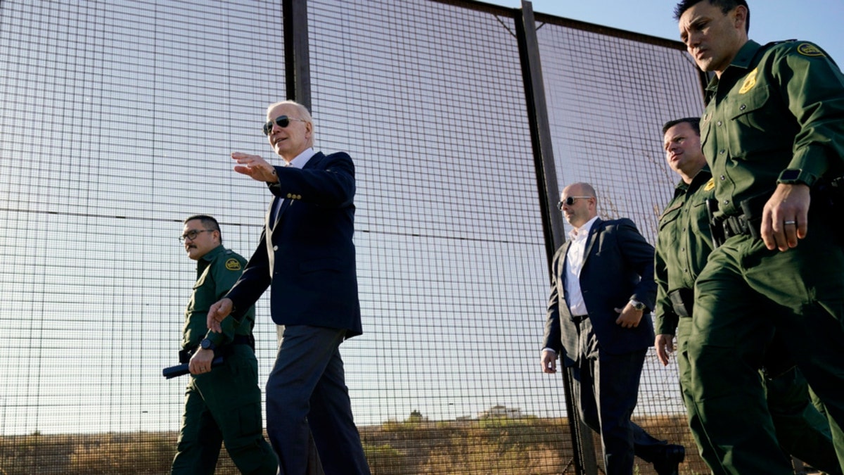 El presidente Joe Biden camina por la frontera entre Estados Unidos y México