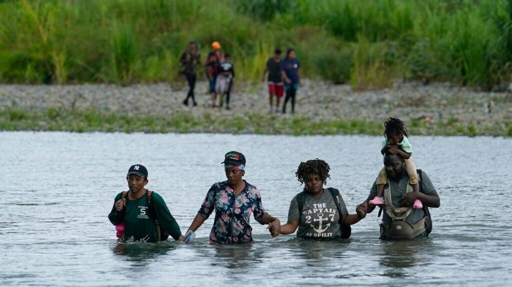 Nicaragua arma a migrantes que llegan a EE.UU. mientras los haitianos acuden en masa a vuelos chárter, dicen observadores