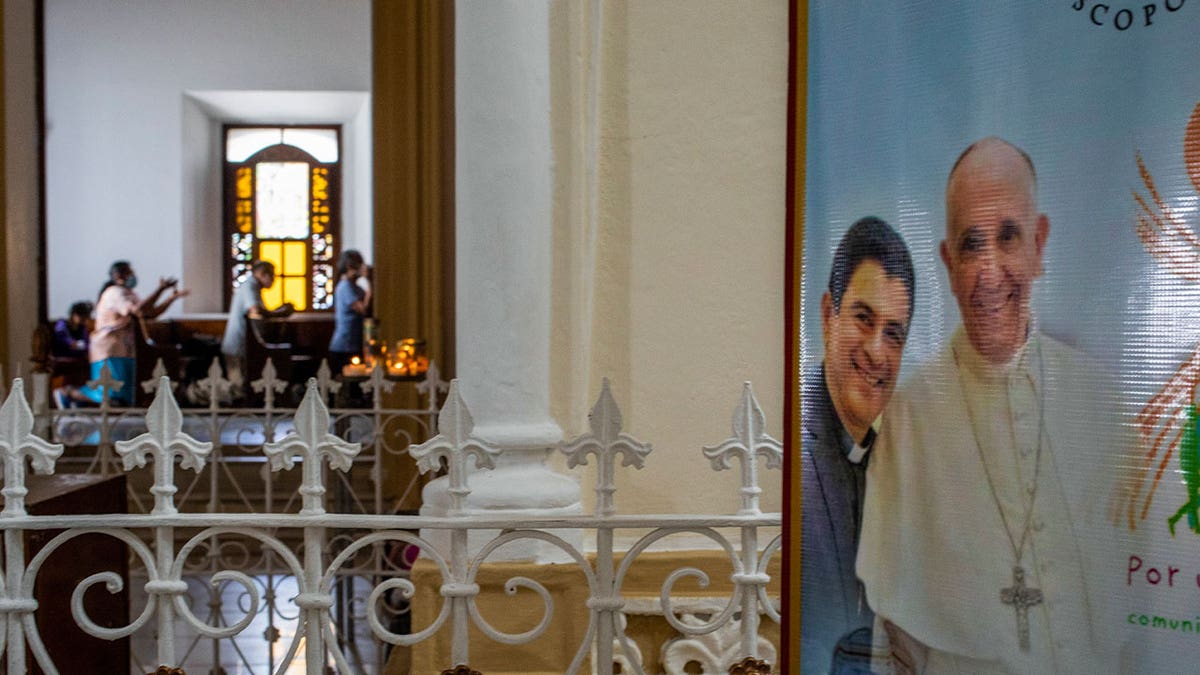 cartel de sacerdotes