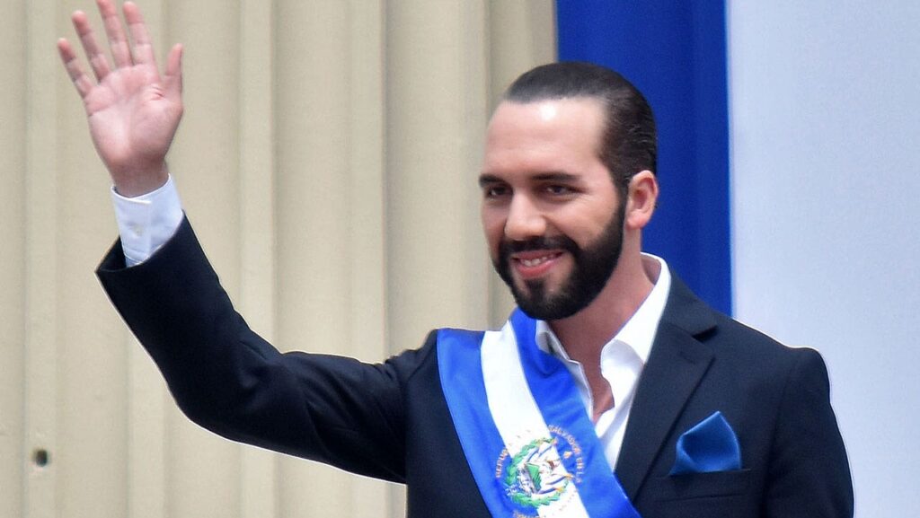 El presidente de El Salvador, Bukele, presentó su candidatura a la reelección, lo que genera preocupaciones constitucionales