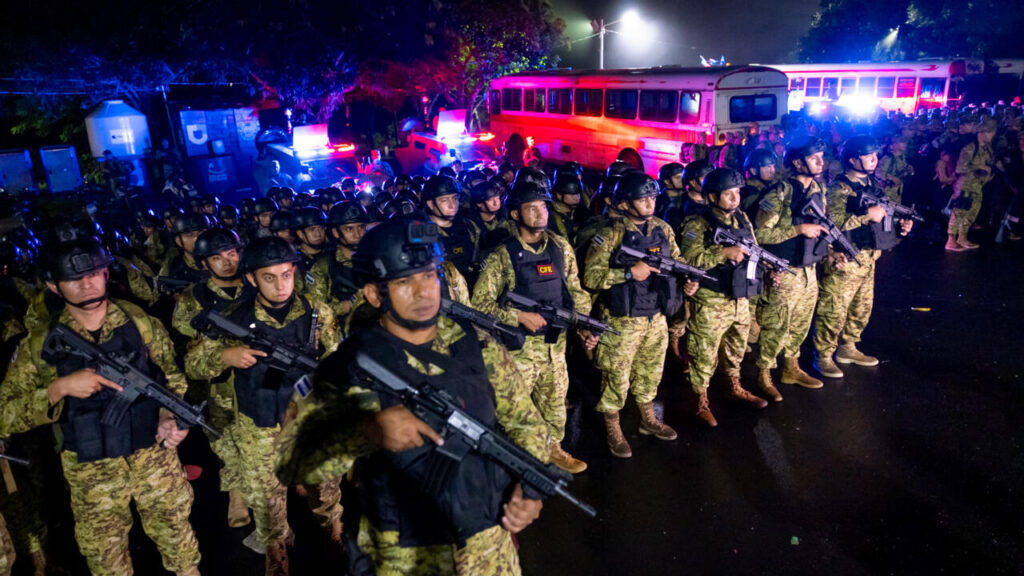 Soldados salvadoreños sitiaron dos pueblos en ofensiva contra las pandillas