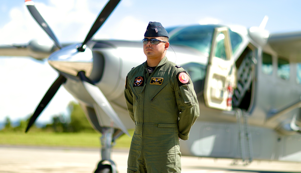 El teniente piloto Giovani Daniel Flores junto al nuevo Cessna 208B EX Grand Caravan.  Cortesía de la Embajada de EE.UU.
